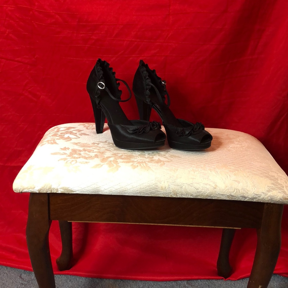 Beautiful black heels!